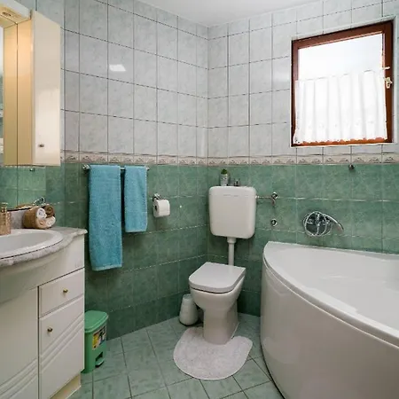 Tomas - Four Bedroom With Balcony A4 Apartment *