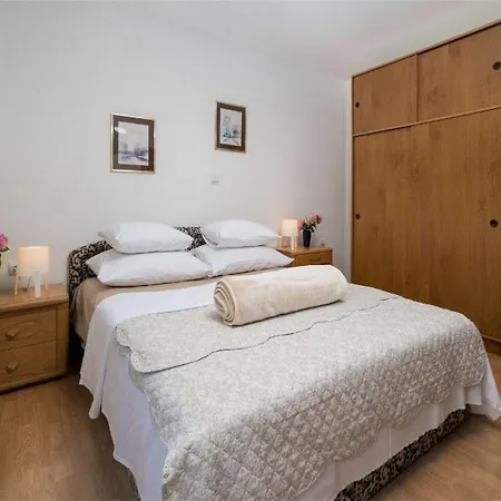 Tomas - Four Bedroom With Balcony A4 Apartment *