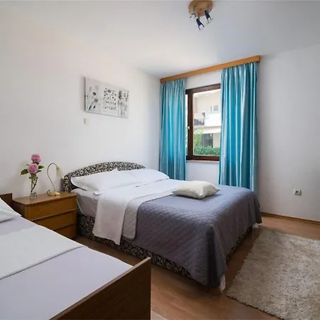 Appartement Tomas - Four Bedroom With Balcony A4
