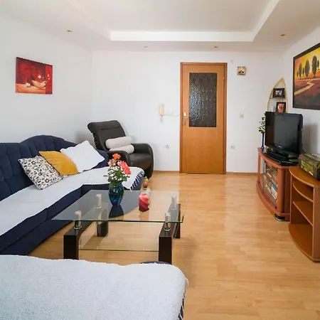 Tomas - Four Bedroom With Balcony A4 Διαμέρισμα *
