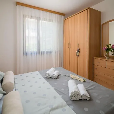 아파트 Tomas - Four Bedroom With Balcony A4 *